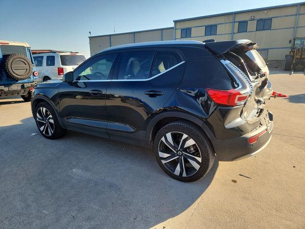 2023 VOLVO XC40 Plus Bright