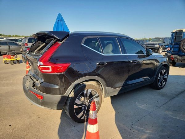 2023 VOLVO XC40 Plus Bright