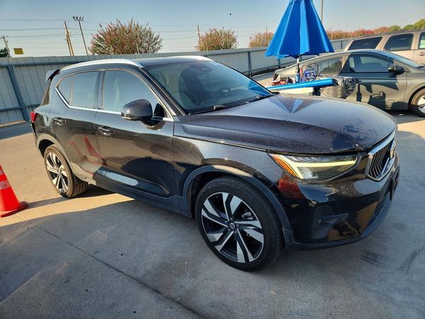 2023 VOLVO XC40 Plus Bright