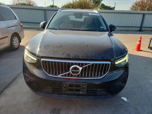 2023 VOLVO XC40 Plus Bright