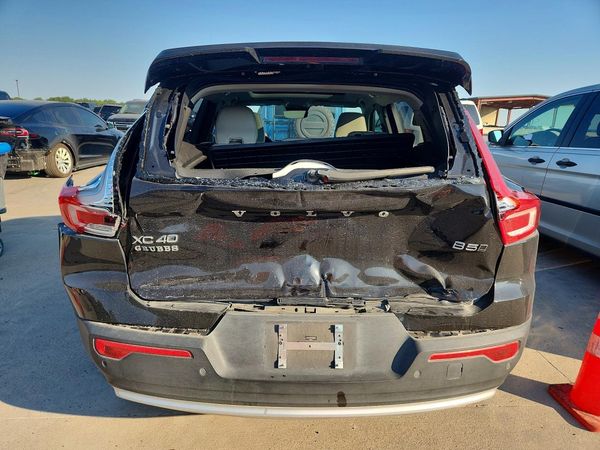 2023 VOLVO XC40 Plus Bright