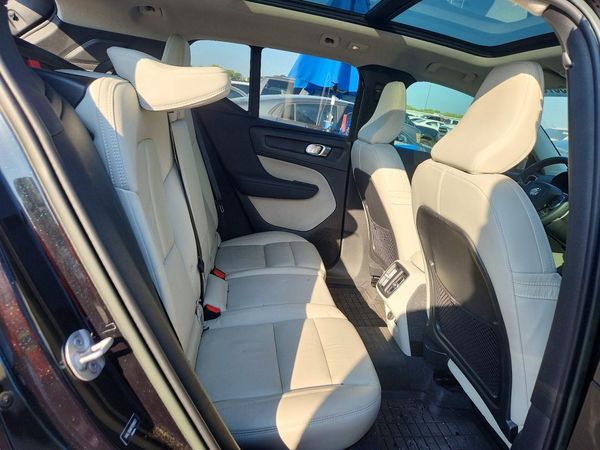 2023 VOLVO XC40 Plus Bright