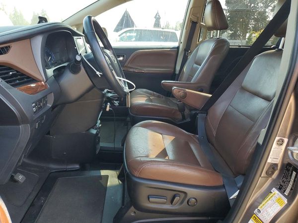 2016 TOYOTA SIENNA