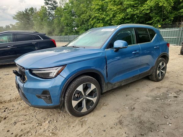 2025 VOLVO XC40