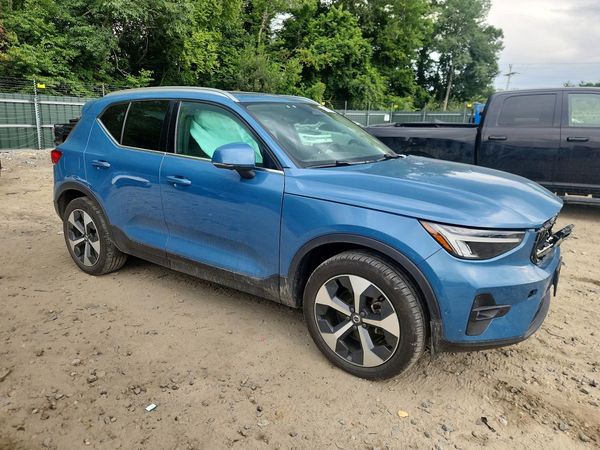 2025 VOLVO XC40 Plus Bright