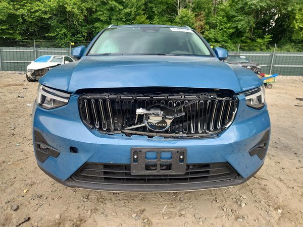 2025 VOLVO XC40 Plus Bright