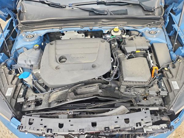 2025 VOLVO XC40 Plus Bright