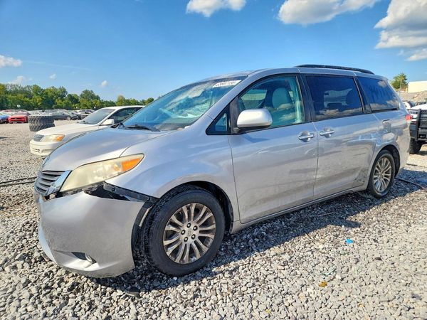 2012 TOYOTA SIENNA