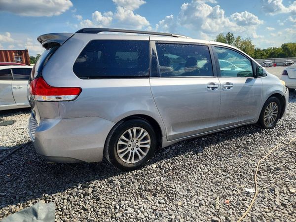 2012 TOYOTA SIENNA