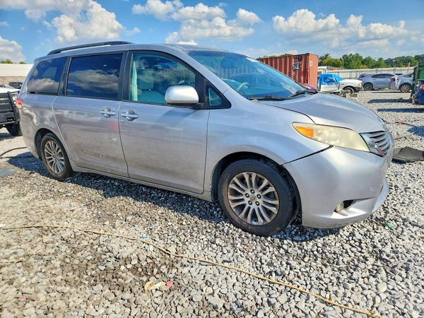 2012 TOYOTA SIENNA