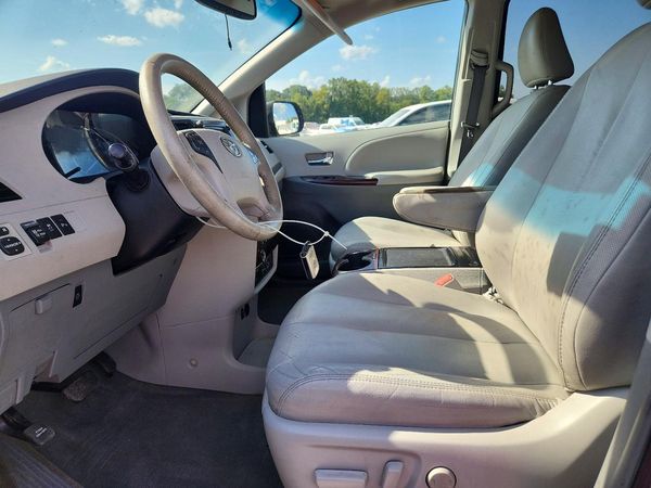 2012 TOYOTA SIENNA