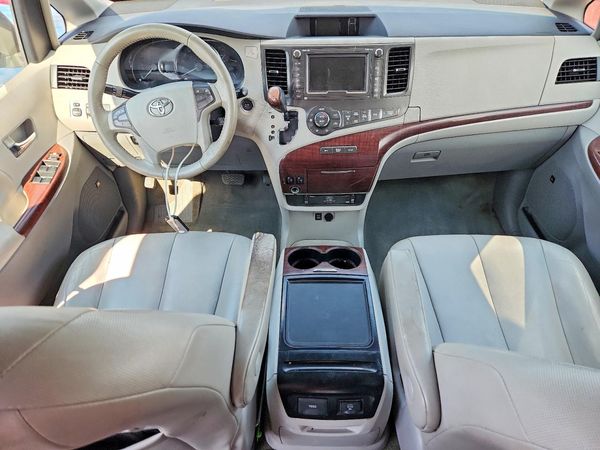 2012 TOYOTA SIENNA