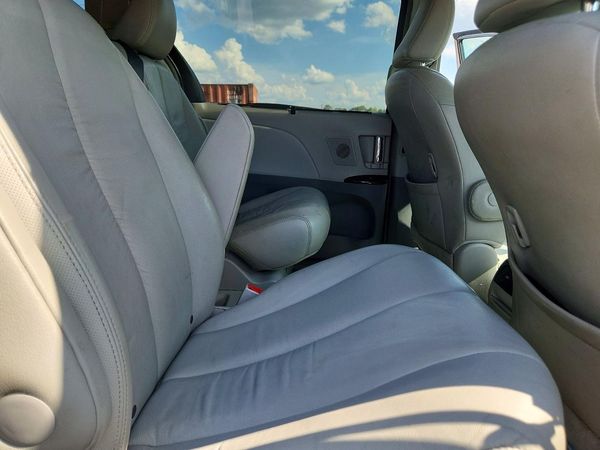 2012 TOYOTA SIENNA