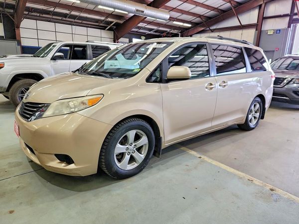 2013 TOYOTA SIENNA