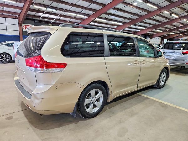 2013 TOYOTA SIENNA
