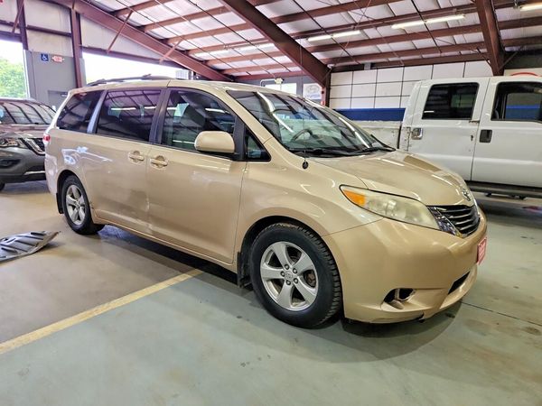 2013 TOYOTA SIENNA