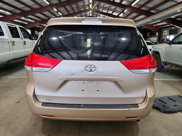 2013 TOYOTA SIENNA