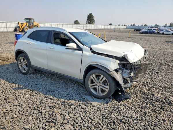 2017 MERCEDES-BENZ GLA-CLASS GLA250 — Passenger 3/4