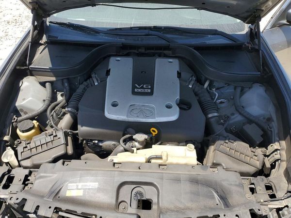 2013 INFINITI G37 — Engine bay