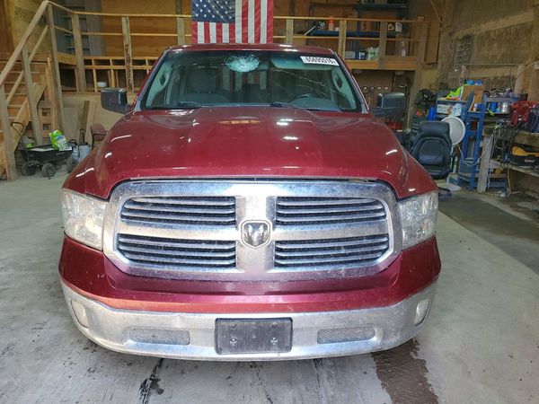 2015 RAM 1500 SLT QUAD CAB 4X4