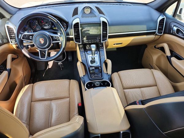 2017 PORSCHE CAYENNE