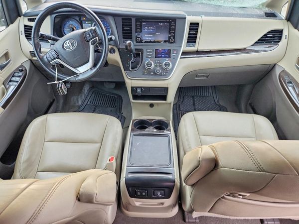 2020 TOYOTA SIENNA Q grade