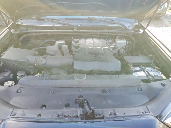 2014 TOYOTA 4RUNNER Base — Engine bay