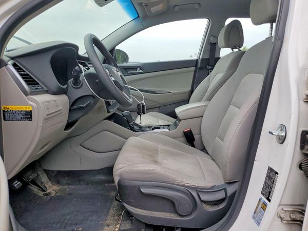 2017 HYUNDAI TUCSON SE (no options)