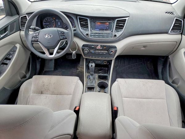 2017 HYUNDAI TUCSON SE (no options)