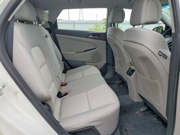 2017 HYUNDAI TUCSON SE (no options)