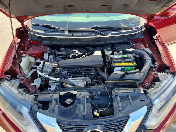 2018 NISSAN ROGUE — Engine bay
