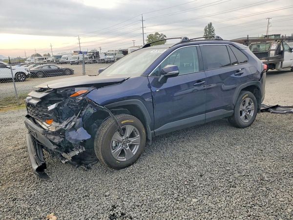 2025 TOYOTA RAV4 XLE — Front 3/4