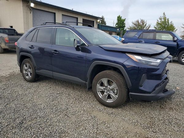 2025 TOYOTA RAV4 XLE — Passenger 3/4