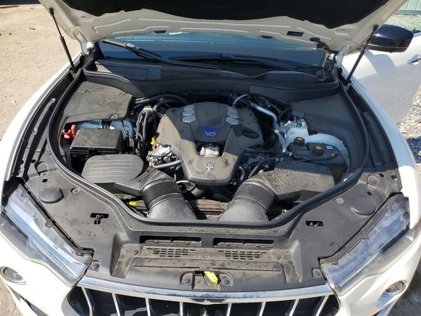 2020 MASERATI LEVANTE — Engine bay