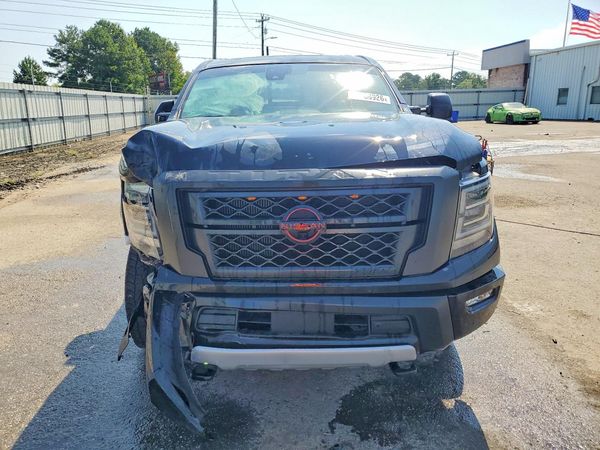 2024 NISSAN TITAN Crew Cab