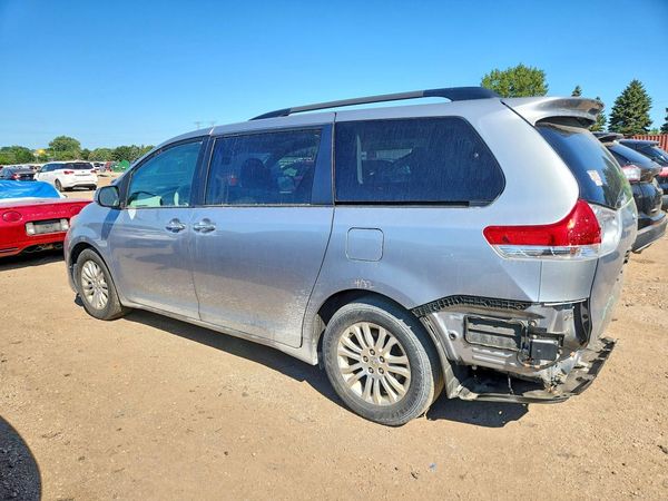 2014 TOYOTA SIENNA