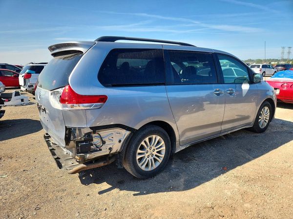 2014 TOYOTA SIENNA