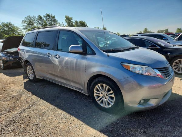 2014 TOYOTA SIENNA
