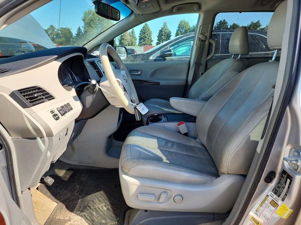 2014 TOYOTA SIENNA
