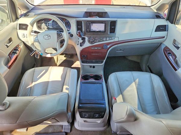 2014 TOYOTA SIENNA
