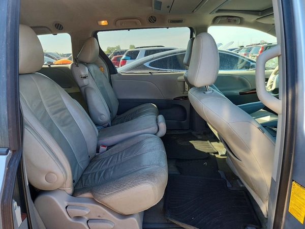 2014 TOYOTA SIENNA