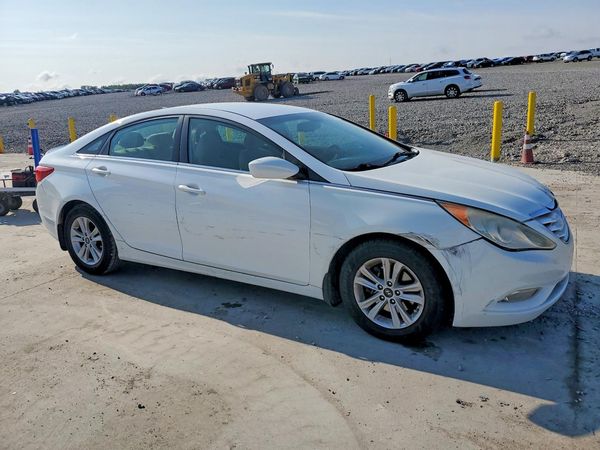 2013 HYUNDAI SONATA GLS/ GLS Popular — Passenger 3/4