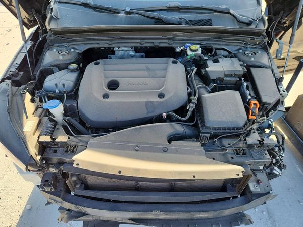 2024 VOLVO XC40 Plus Dark