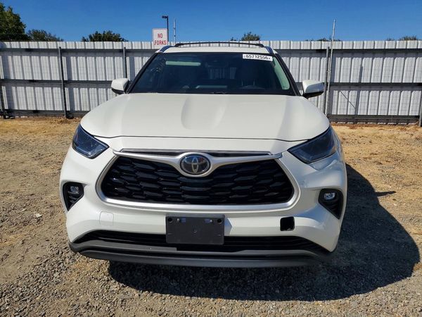 2021 TOYOTA HIGHLANDER XLE Nav