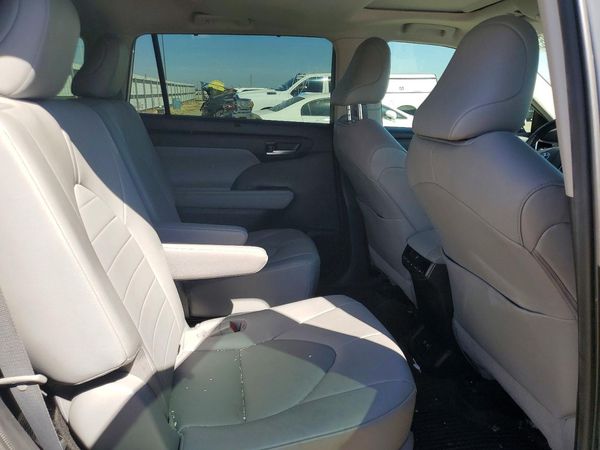 2021 TOYOTA HIGHLANDER XLE Nav