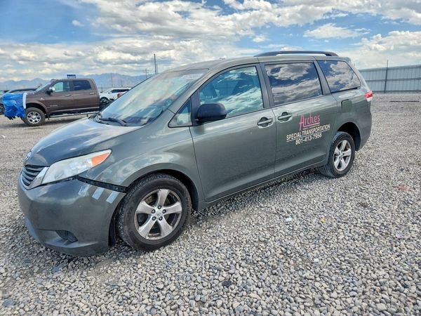 2012 TOYOTA SIENNA