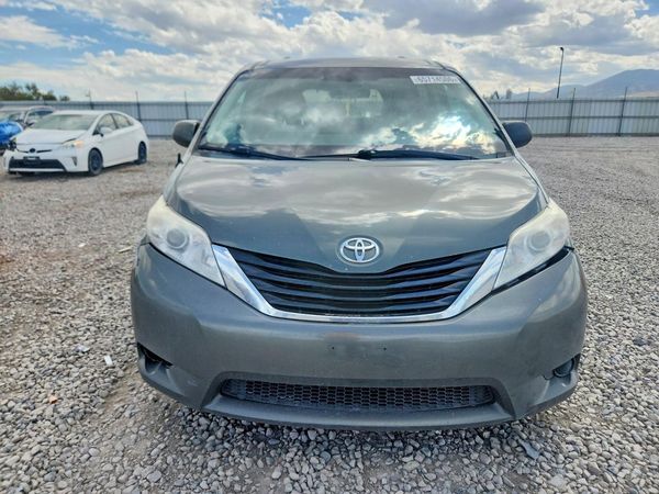 2012 TOYOTA SIENNA