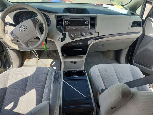 2012 TOYOTA SIENNA