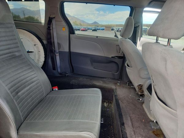 2012 TOYOTA SIENNA