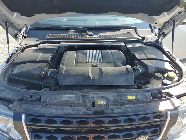 2016 LAND ROVER LR4 HSE Lux — Engine bay